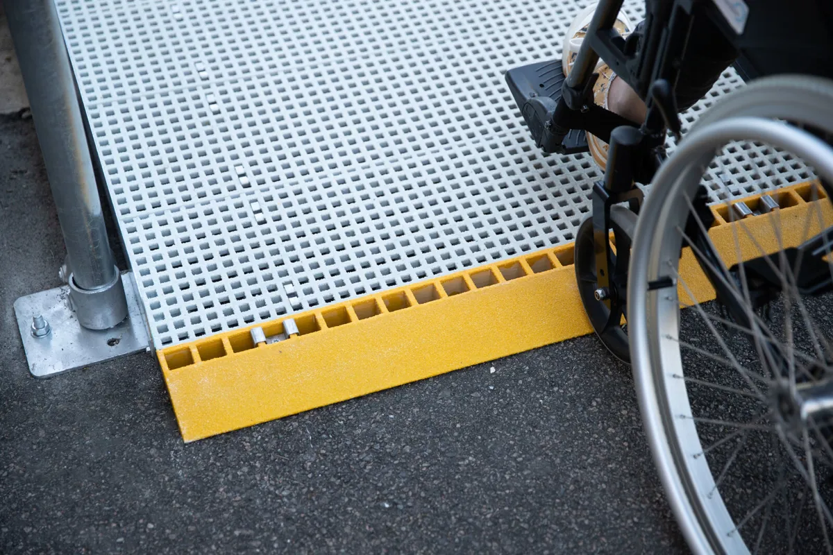 Kee Access® Ramps - DDA Compliant Ramp & Railing System - Kee Safety
